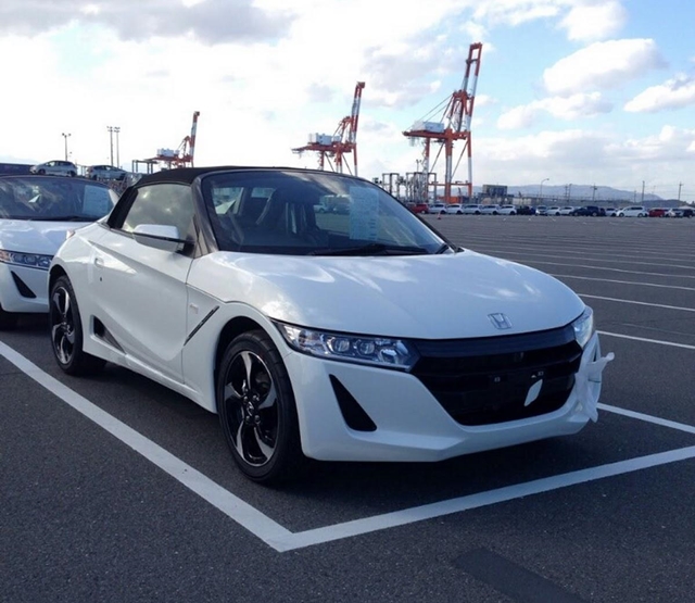 在前幾天時，日本媒體Autoworldnews捕捉到了市售版本樣貌的全新Honda S660，從細節中就可發現，基本上已經趨於完整上市的模樣了。