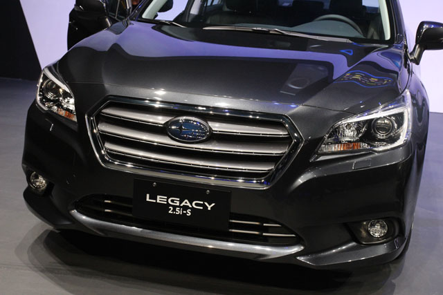 第六代Legacy的車頭也換上了家族化的六角型水箱護罩。