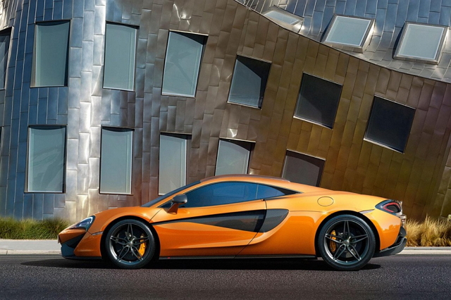 McLaren 570S融合P1以及650S的設計元素以及流暢的車身線條，底盤及車側部分以碳纖維材質打造，車身則採用大量的鋁合金材質。