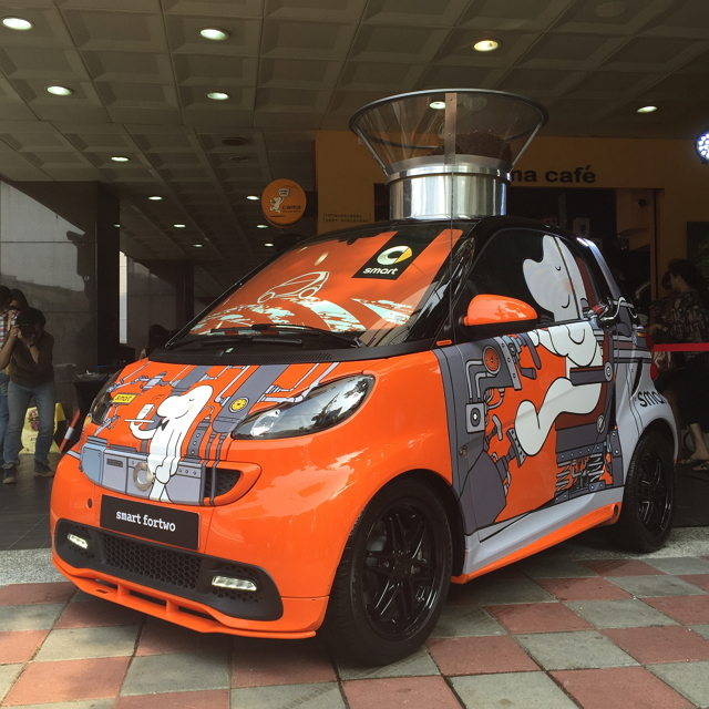 汽車也能煮咖啡？都會微型車smart今日與cama café合作，打造全球第一台汽車咖啡機smart fortwo（記者楊雅民攝）