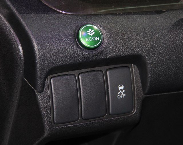 小改款 CR-V 全車系標配 VSA 動態穩定系統、Motion Adaptive 方向盤動態修正輔助系統。