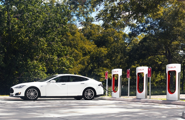 Model S 70D採用雙電動馬達四輪驅動，最大馬力為514hp，原廠公佈0~100km/h加速為5.4秒，極速可達225km/h，最高續航里程為400km。