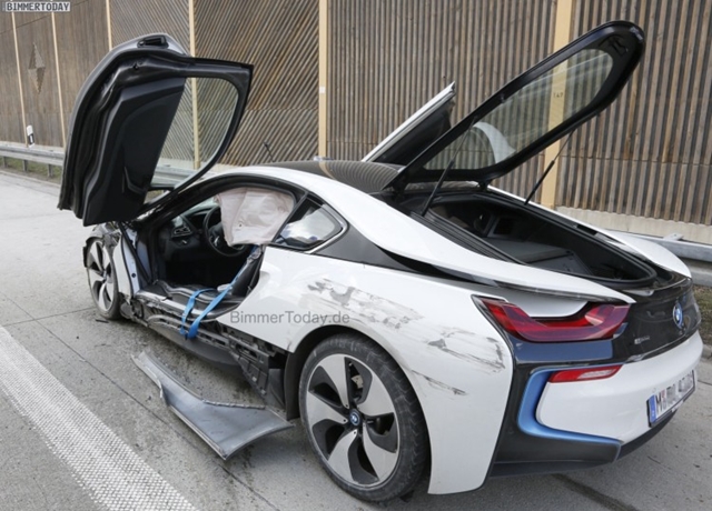 上星期周末的時候，一輛BMW i8在德國Autobahn高速公路上與一輛Audi A3擦撞，車頭幾乎全毀。