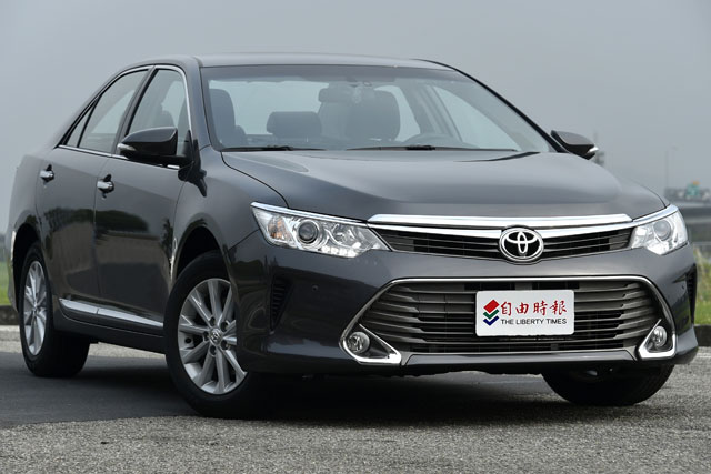 豐田Camry此番小改款外觀的變化其實頗大，車頭舉凡頭燈式樣、水箱護罩及前保險桿氣壩造型都和先前明顯不同，看起來頗有現行Keen Look家族面貌的侵略性。