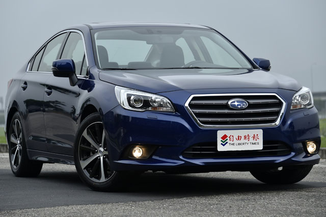 去年大改款的新一代Subaru Legacy中大型房車，視覺上要比同集團的豐田Camry更顯剛硬霸氣，總代理台灣意美汽車僅導入2.5i-S單一車型，訴求對日本品牌情有獨鍾的3廂房車愛用者。