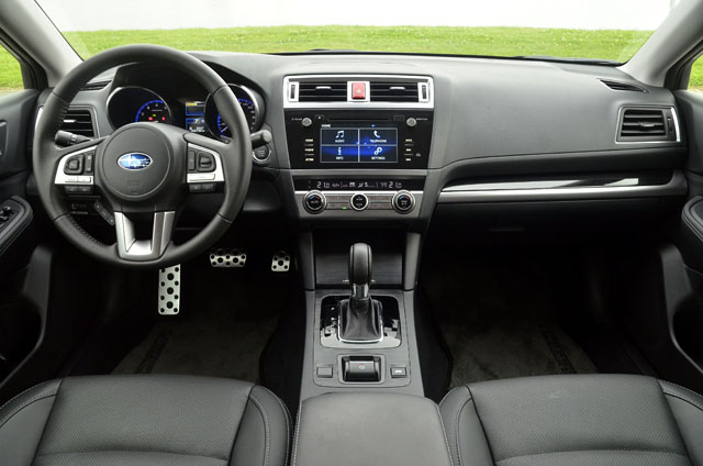 同屬豐田集團的Subaru，車內的塑料與皮質無庸置疑要略勝豐田一籌，內裝鋪陳展現冷冽的科技調性，比Camry更簡鍊而功能導向。