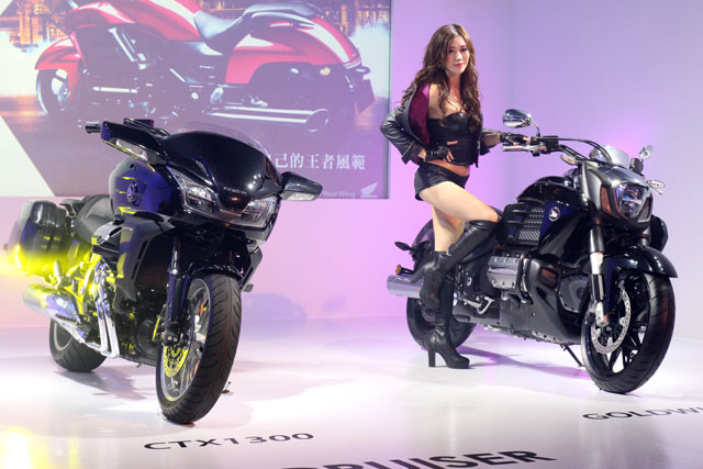 除了CTX家族外，Honda還引進了旗艦等級，搭載1,800cc水平對臥六缸引擎的GoldWing F6C(右)。