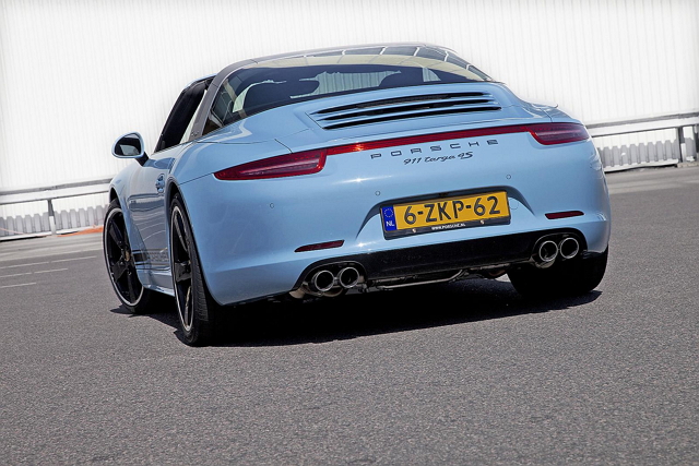 911 Targa 4S Exclusive Edition搭載3.8升水平對臥六缸引擎，搭配四輪驅動系統，可輸出最大馬力400匹。