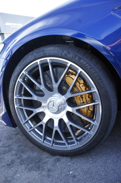 這輛C63 S裝上AMG 19吋雙肋9輻造型鋁圈，搭配前245/35ZR19、後265/35ZR19的米其林Pilot Super Sport高性能跑車胎，裡面則選配了金色烤漆處理、上面有AMG Carbon Ceramic字樣的對向式6活塞煞車卡鉗，以及直徑加大至402mm的碳纖陶瓷煞車碟盤。