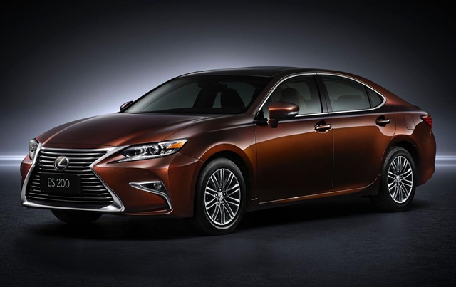 Lexus在上海車展中也為ES推出新年式車款，同時也新增全新的缸內直噴引擎。
