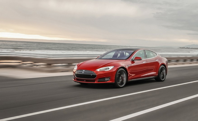 Tesla Model S P85D的0-100 公里／時加速僅僅需要 3.2 秒，極速更可達 250 公里／時，幾乎已經是比擬超跑的性能表現了。（圖片來源／Tesla）