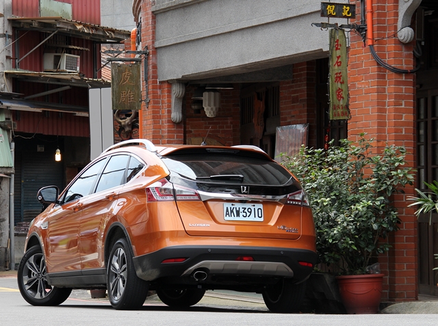U6 Turbo面對較為急狹的連續彎道時，車身重心變換反應稍慢，側傾幅度以及晃動感也頗為明顯，再加上ESC動態穩定系統的設定較為保守，難免會影響過彎時的順暢性。