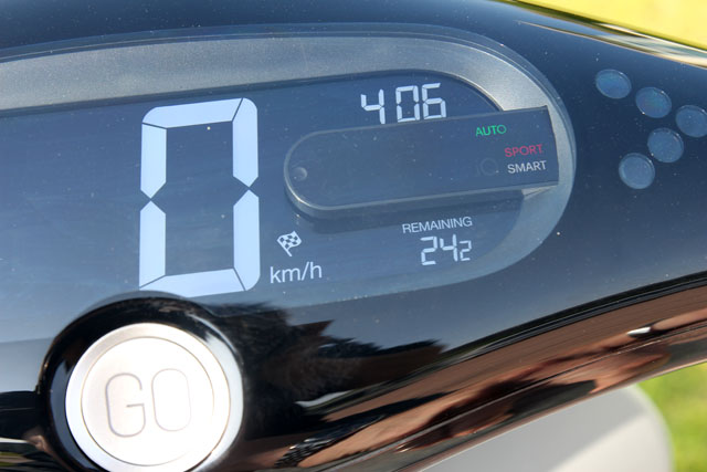 Smart智慧學習功能會依據不同駕駛的騎乘習慣，對動力輸出進行微調，方格旗的Sport功能則可讓Smartscooter發揮最大效能。