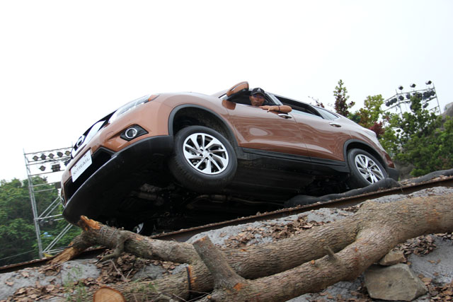 Nissan在信義區重金打造「超完美奇幻秘境」,展現X-Trail剽悍越野實力。