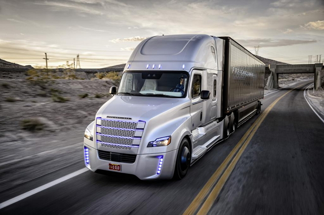 Freightliner Trucks公司推出的自動駕駛卡車終於成功獲得美國內華達州的上路授權，成功創下全球先例。