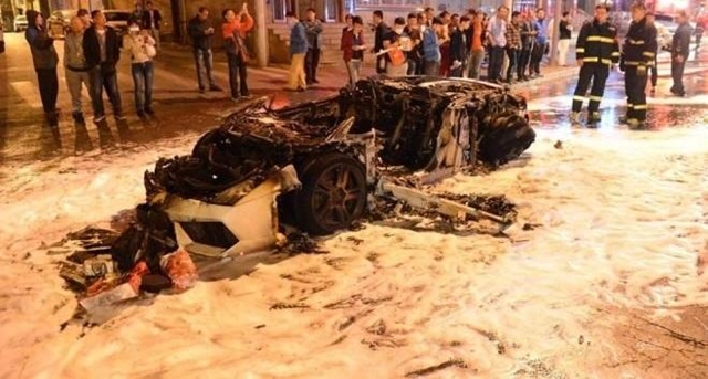 面目全非！  Lamborghini Gallardo 小牛燒成廢鐵
