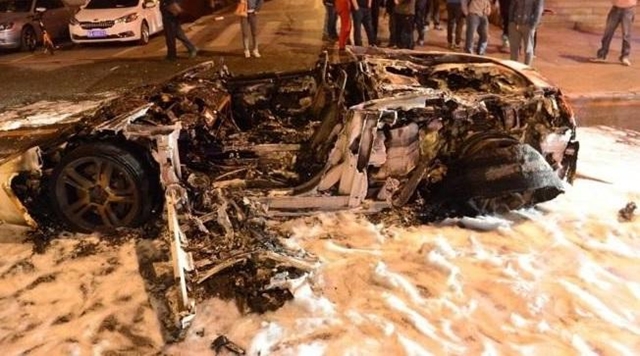 行駛在路上時引擎室突然冒出火焰，接著便快速蔓延至全車，所幸駕駛發現起火後迅速逃離車輛，僅受了輕傷。