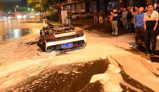 面目全非！  Lamborghini Gallardo 小牛燒成廢鐵