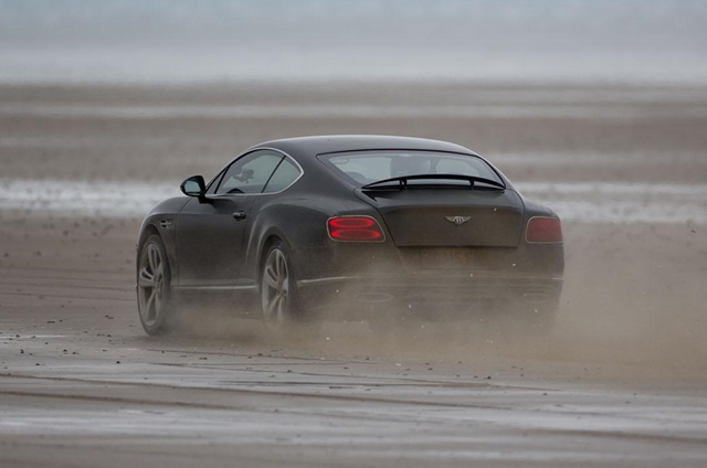 Idris Elba駕駛著Continental GT Speed，於英國Pendine Sands，跑出290.263 km/h的驚人極速。