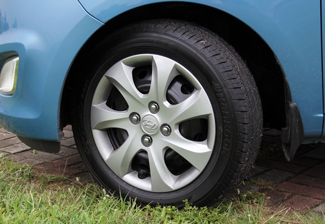 自排車型搭載14吋鐵圈，搭配175/60 R14胎組。
