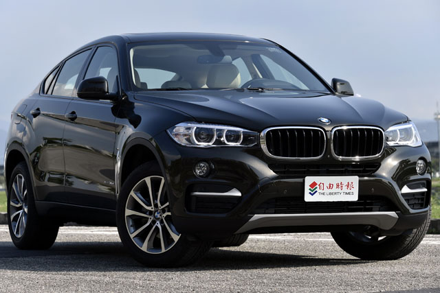 BMW總代理汎德公司今年初在國內推出全新第2代X6豪華SUV Coupé，並提供了包含X6 M在內的5種不同汽柴油車型選擇，本文試駕的是售價366萬起跳的xDrive30d入門車。