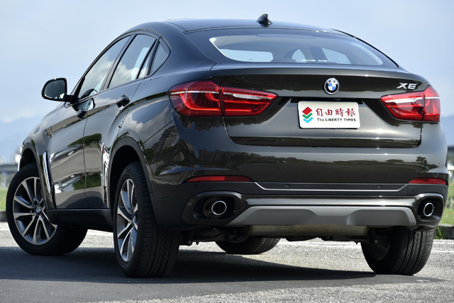 X6 xDrive30d外觀標配高光澤黑色窗框，搭配其流線厚實的車尾線條，以及左右雙邊出的圓形排氣尾管，看起來十分肅殺剽悍。