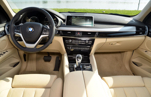 第2代X6的內裝控台延續著BMW一貫簡鍊成熟的設計調性，所有控鍵安排都以清晰就手為前提；這輛xDrive30d採用上層黑色、下半米黃的內裝配色，綴飾以環艙鋁質刷面處理飾板，中控台上方則配置10.2吋的iDrive顯示屏幕。