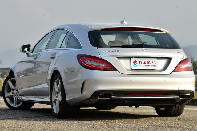 車尾在AMG Line外觀套件及雙邊出4邊形鍍鉻排氣管烘托下，將Shooting Brake的動感跑格完美體現。