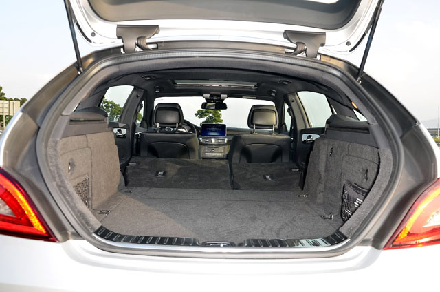 CLS 400 Shooting Brake行李廂標準容量為590公升，若將6/4分離椅背傾倒打平，最大載物容量可擴充至1,550公升。