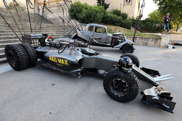 Lotus F1 Team車隊此次與「瘋狂麥斯：憤怒道」片商進行合作，打造出一輛專為新片量身訂做的客製化F1賽車。