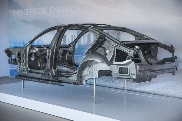 新7系列車體結構運用了BMW稱為Carbon Core碳纖維核心的新技術來打造，車體各部並採用高強度鋼材、鋁合金和碳纖維複合塑料等材質，儘管車身尺碼有所成長，還加入許多舒適性與安全性配備，但車重最多卻可比現行車款減輕130公斤之多。