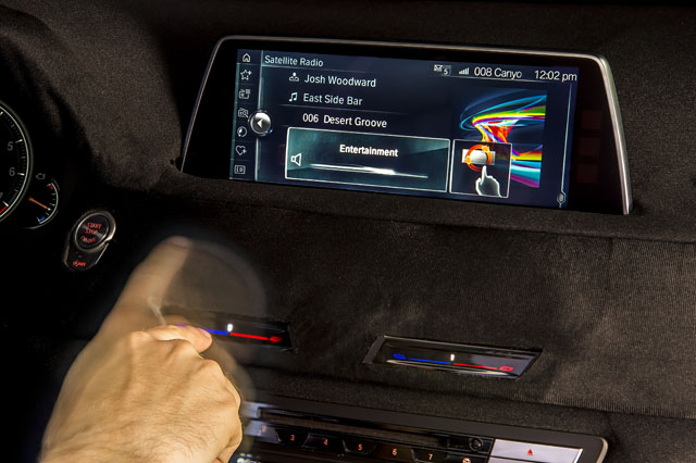 新7系列的iDrive控制系统首次結合Gesture Control手勢控制功能，藉由3D傳感器偵測在中控台區域的規定手勢動作，來控制一些常用功能，像是影音娛樂系統的音量大小及接聽來電等。