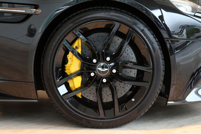 令人驚「碳」！Aston Martin Vanquish Carbon Edition 登台