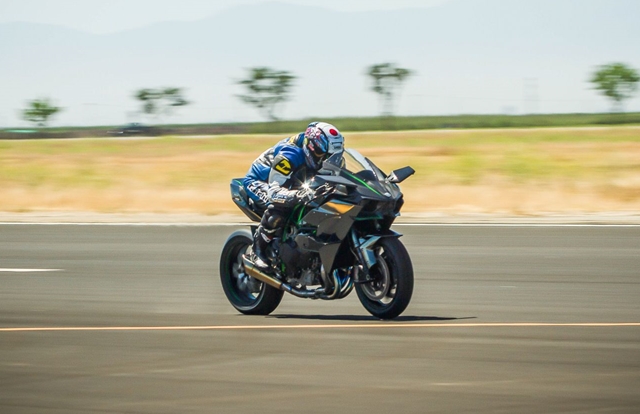 Kawasaki Ninja H2R成功擊敗McLaren MP4-12C與Bugatti Veyron Super Sport Tune，僅小幅度輸給了SP Engineering R35 Nissan GT-R，稱的上是雖敗猶榮啊！