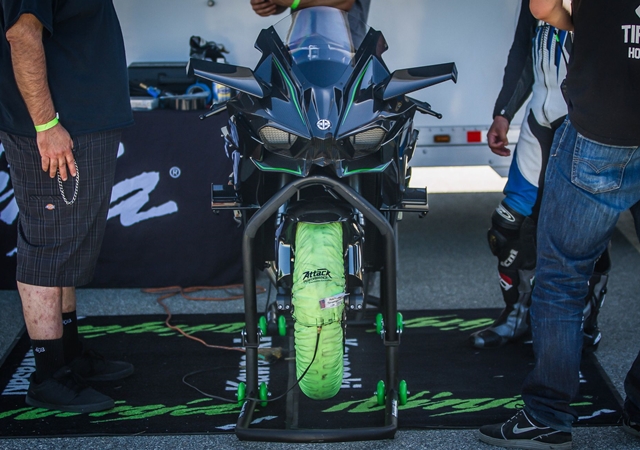 Kawasaki Ninja H2R搭載998c.c.直列四缸機械增壓引擎，最大馬力達到300hp！