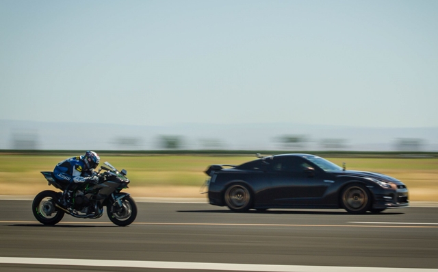 兩輛車的末速分別達到326.4km/h(H2R)與332.8km/h(Nissan GT-R)。