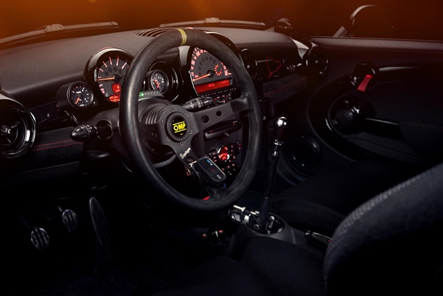 車內部分換上OMP Ultraleggero競技化方向盤、Recaro賽車桶椅以及Wiechers Clubsport全車防滾籠。