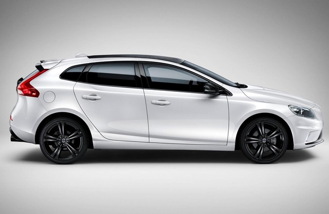 V40 Carbon碳纖維特式版以V40 R-Design車型做為基礎,換上全新的碳纖維材質車頂、碳纖維後視鏡外蓋以及全新造型的19吋五輻式黑色鋁圈。