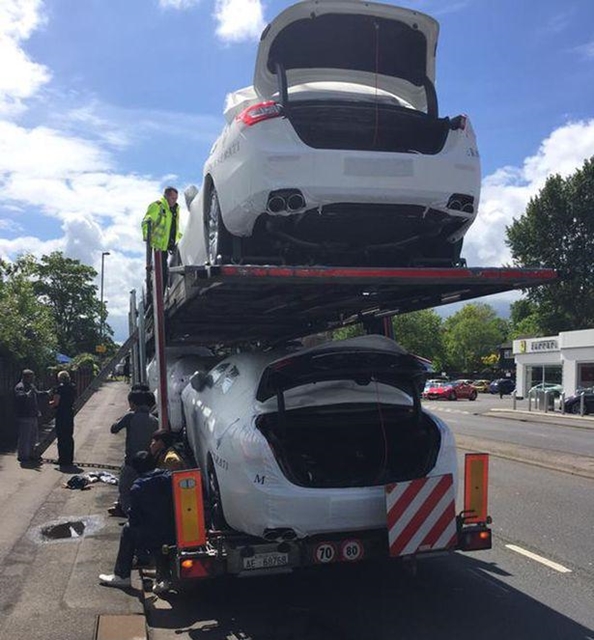 英國警方在一輛滿載七輛Maserati新車的拖板車上方，找到了10名越南籍的非法移民，這些非法移民全躲藏在Maserati Quattroporte的後行李箱中。