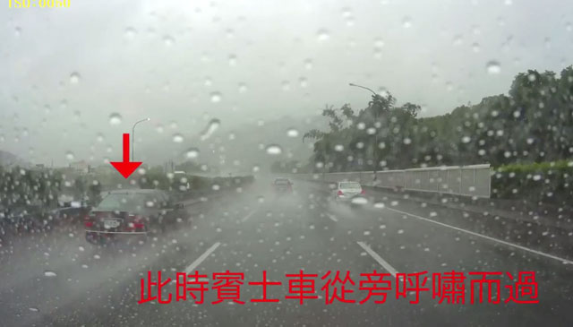 賓士轎車從內線疾駛而過，30秒後就發生事故。（圖片來源／擷取自Youtube）