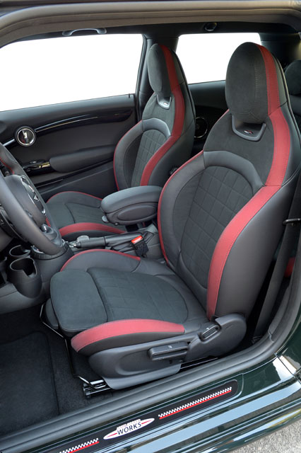 John Cooper Works專屬的雙前座賽車椅採用Dinamica麂皮/真皮材質混搭設計，座椅邊使用紅色織布營造出熱血感受，桶形座椅提供絕佳包覆性並加強座椅側邊支撐性，還附有可調式腿部靠枕，搭配門檻上鑲有John Cooper Works標誌的專屬飾板，使座艙的戰鬥指數升溫不少。