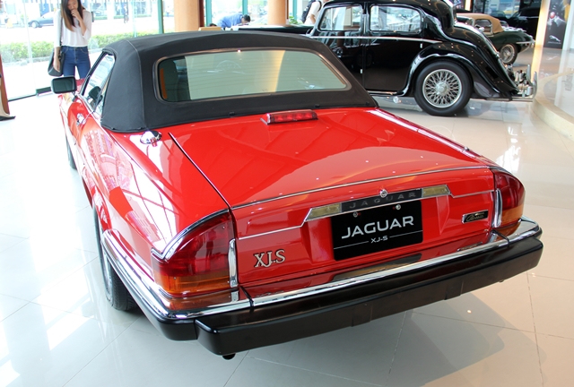 Jaguar XJ-S在1975年問世，透過設計師Malcolm Sayer的巧手，創造出短軸距的樂趣性能跑車。