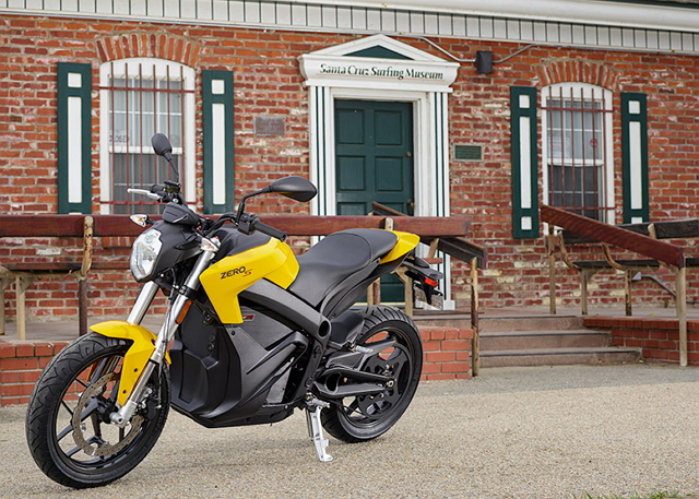 2015 Zero S車身顏色有2種版本，分別為全黑與黑配黃，售價落在11,995美元（約36.3萬元新台幣）。