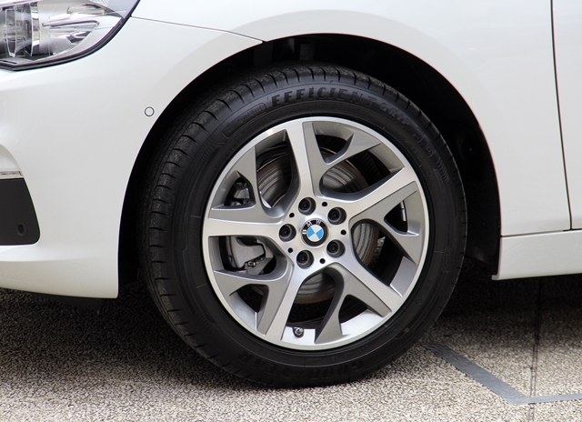 原廠為218d GT配備17吋鋁圈搭配205/55R17胎組。