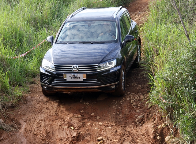 透過Touareg的陡坡緩降系統，駕駛人在過程中完全無須踩下煞車，系統會自動控制車速與煞車系統，維持車輛下坡時的穩定性。