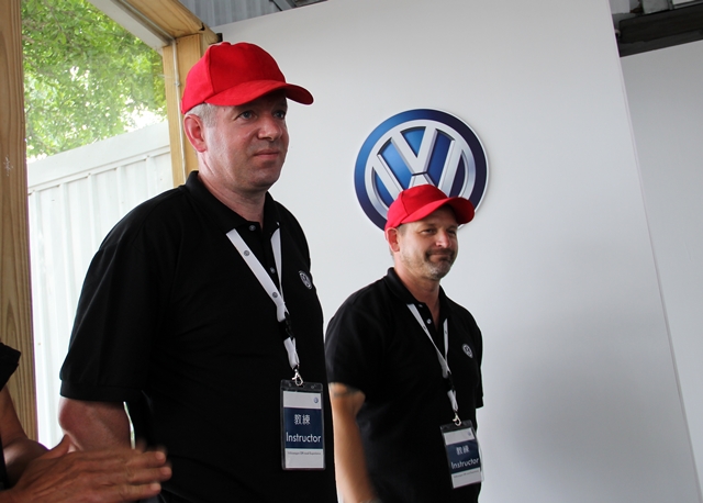 Volkswagen也邀請了兩位德國原廠教練負責規劃本次越野體驗的活動內容，更在越野活動開始之前，針對越野路面駕駛進行教學。