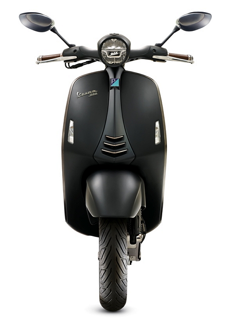 這部限量的 Vespa 946 Emporio Armani 採用了鋁合金汽缸本體、四行程電子噴射引擎、220 mm 的前後碟煞、ABS 防鎖死煞車系統等先進配備,今年九月後將於亞洲地區販售。