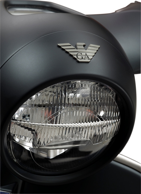 Giorgio Armani 經典的老鷹標誌位於車頭燈上方,讓人一眼就看出這輛 Vespa 946的不同之處。