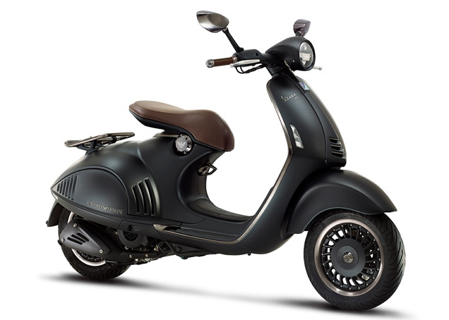 典雅的消光黑,讓這輛 Vespa 946 Emporio Armani 完美呈現復古與時尚的融合。