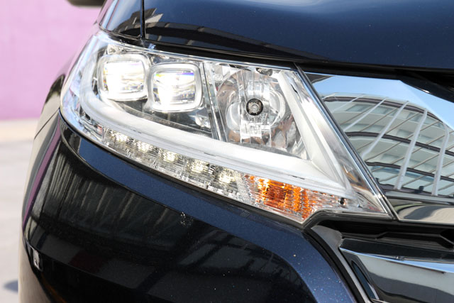 頂級車型更搭配「Solid Wing」大面積鍍鉻水箱罩、LED 日行燈與ACL LED 轉向輔助照明